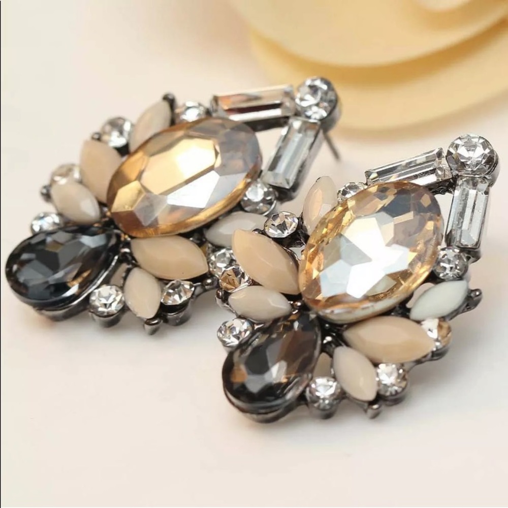 🌹✅New designed mixed crystal statement earrings.